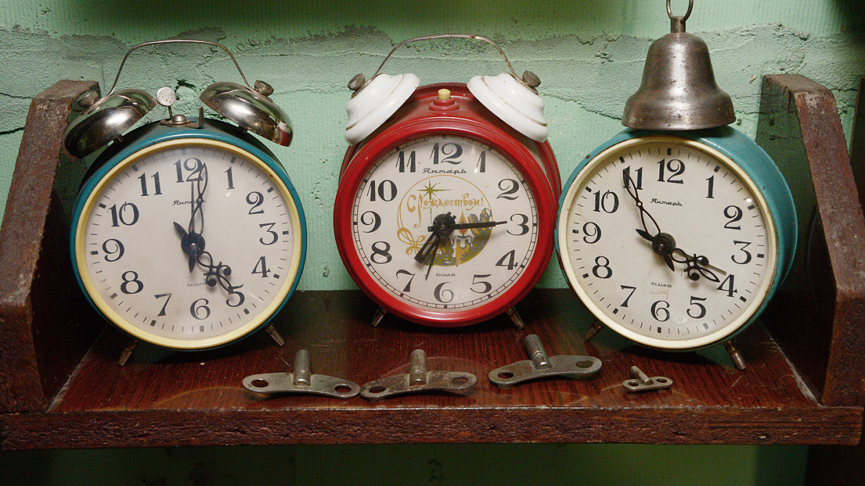 Взял с боем. Житель Воронежской области коллекционирует старинные часы и радиолы