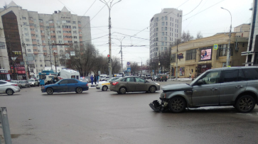 После столкновения «скорой» и Land Rover в Воронеже госпитализировали 2 медиков