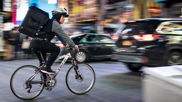 Велокурьеру в Воронеже предложили зарплату до 579 тыс рублей