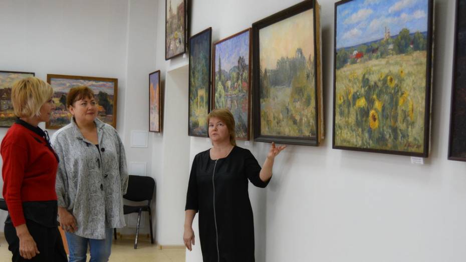 Россошанцев пригласили на выставку местной художницы Любови Копань и ее учеников