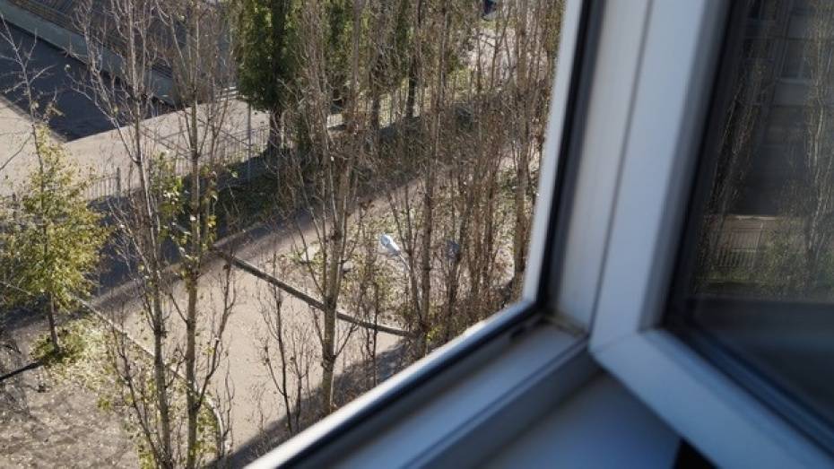 В Воронеже выпавшая из окна 6 этажа полуторагодовалая девочка умерла