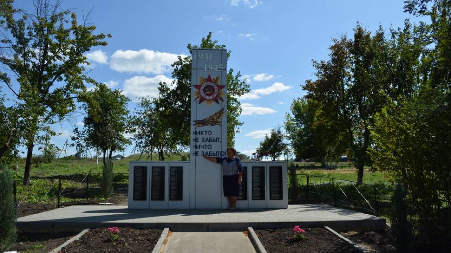 В воробьевском хуторе Гринев реконструировали памятник погибшим в годы ВОВ односельчанам
