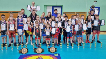 Лискинские борцы завоевали 21 «золото» на межрегиональных соревнованиях в Курске