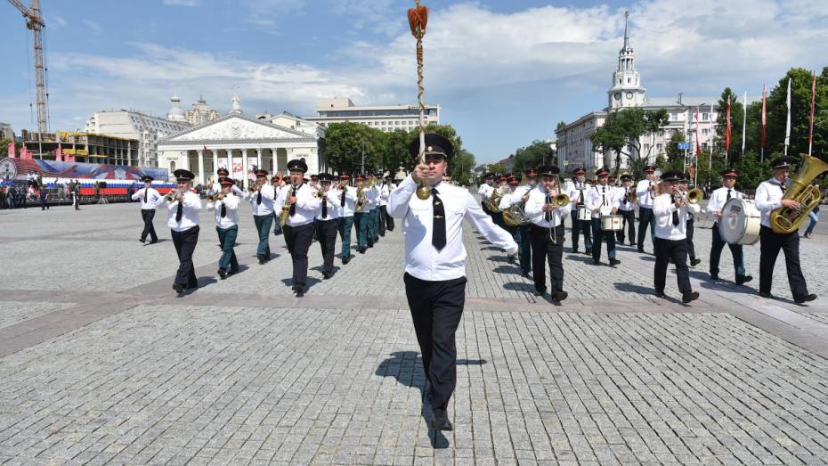 Пропускать зрителей в «чистые зоны» начнут за 1,5 часа до парада в Воронеже