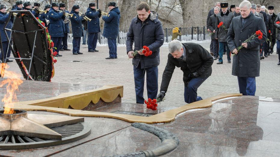 Глава Воронежской области возложил цветы на площади Победы ко Дню защитника Отечества