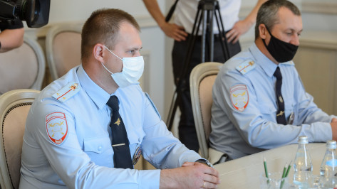 Двоих полицейских в Воронеже наградили за спасение людей из горящего автобуса