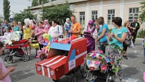 В Боброве в День Защиты детей прошел конкурс колясок