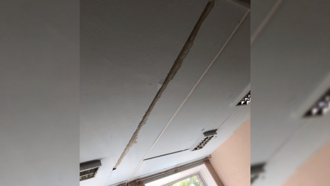 Кабинет с осыпающимся потолком в воронежской школе показали в соцсетях перед 1 сентября