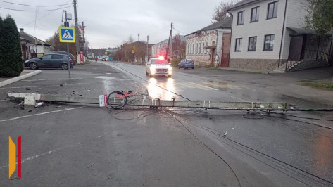 В Богучаре Воронежской области неизвестный водитель сбил опору ЛЭП и обесточил часть улицы