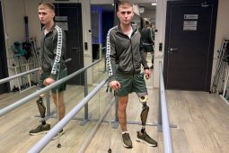«Это один из лучших бионических коленных модулей в мире»: воронежский участник СВО учится ходить на новом протезе
