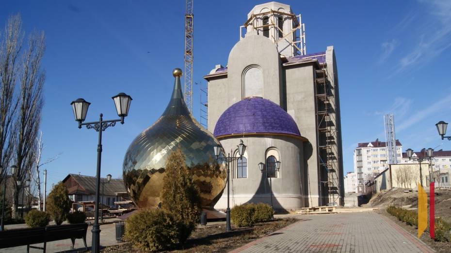 В Боброве на строящейся церкви установили купол весом 5 тонн