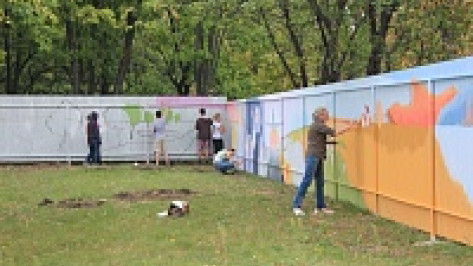 Воронежские художники расписали забор детского хосписа