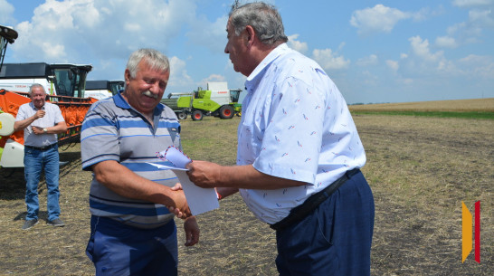 В Воробьевском районе передовикам-комбайнерам вручили вымпелы