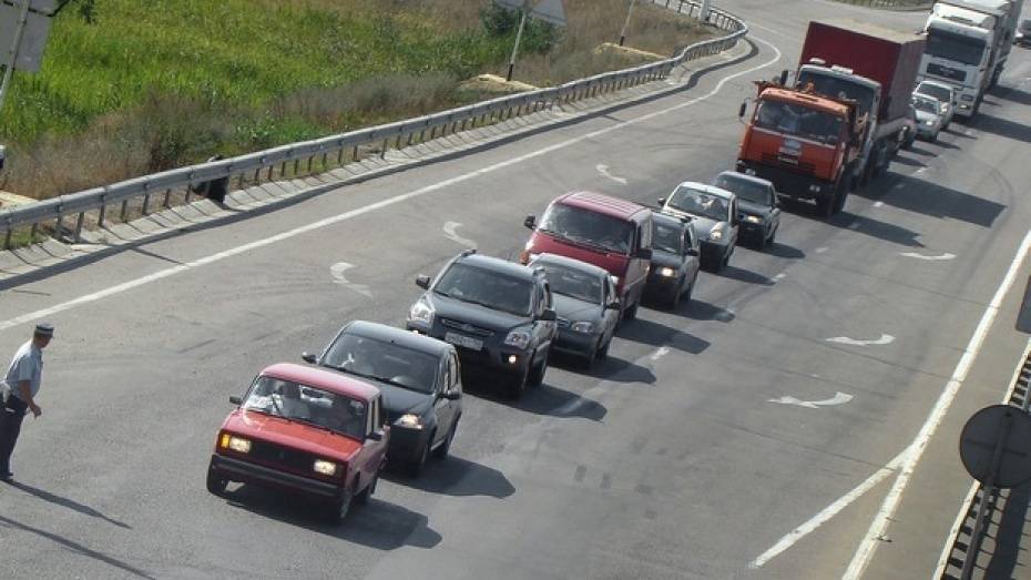На трассе М-4 «Дон» в Воронежской области образовалась пробка в 14 км