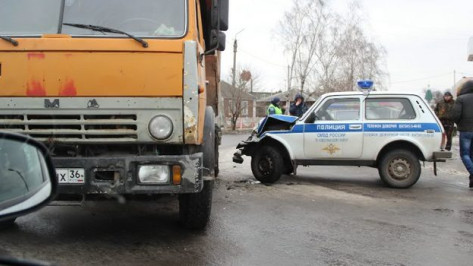 Новоусманский полицейский на служебной «Ниве» врезался в «КамАЗ»
