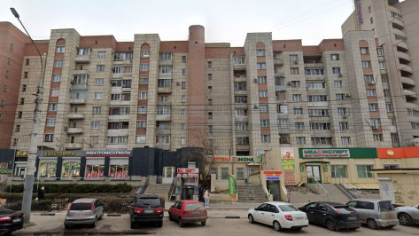 В Воронеже засняли подростков, стоящих на краю крыши многоэтажки: видео