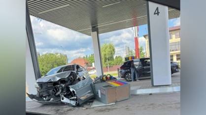В Воронеже Hyundai снес бензоколонку