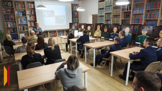 «Звоните своим мамам, где бы вы ни были»: в воронежской библиотеке ветераны СВО провели акцию ко Дню матери