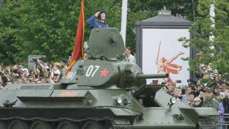 Губернатор Александр Гусев поздравил воронежского ветерана Николая Борисова с награждением орденом Александра Невского