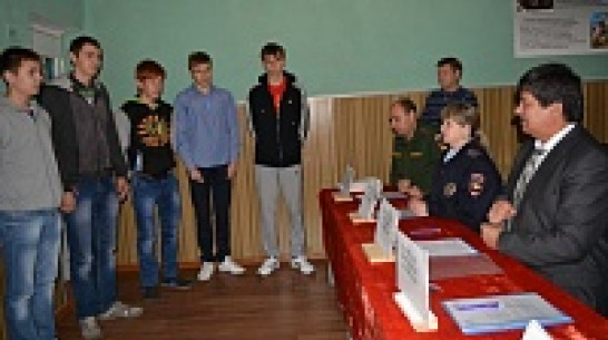 Из Нижнедевицкого района на срочную службу осенью отправятся 13 юношей