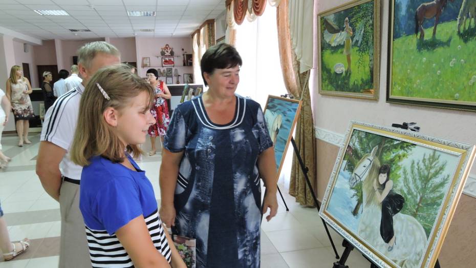 В Кантемировке открыли выставку картин местной художницы