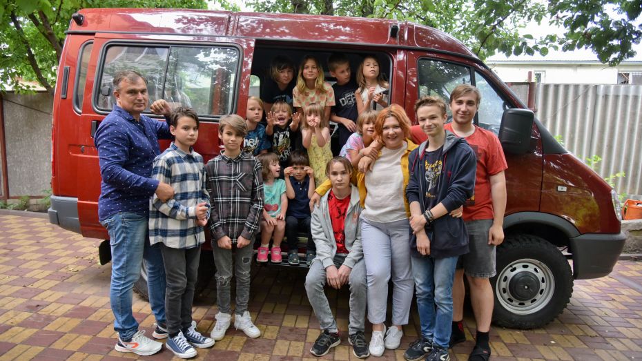 Воронежская семья с 17 детьми получила «Газель» от правительства области