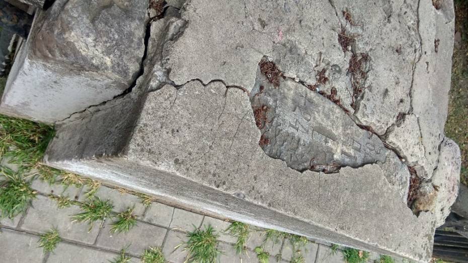 В сквере в центре Воронежа нашли дореволюционные могильные плиты