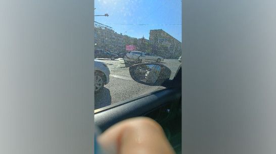 Пробка выросла в Воронеже из-за ДТП на перекрестке Кольцовской и Плехановской