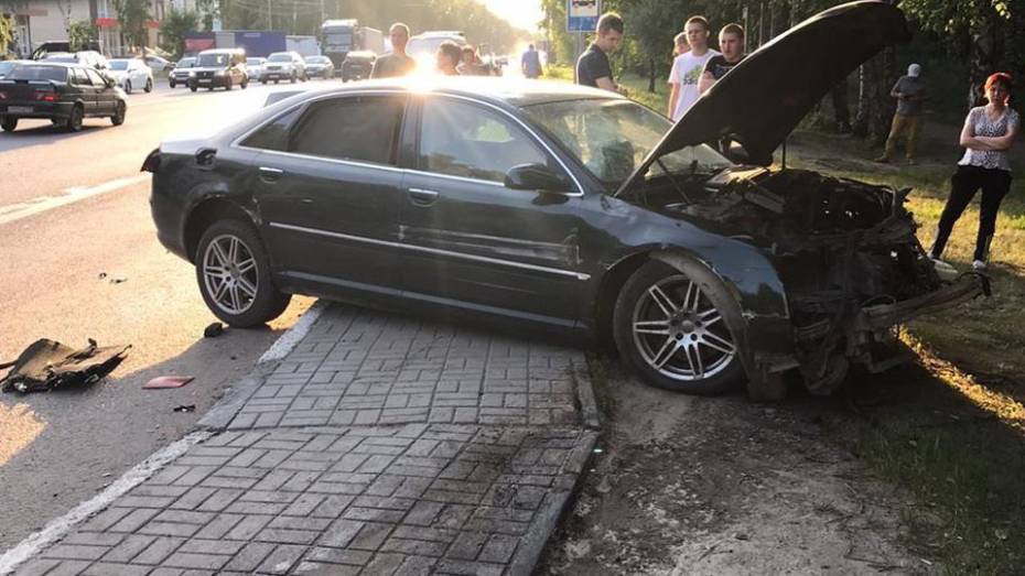 В Воронеже водитель на Audi A8 сбил 2 пешеходов и сбежал, бросив машину