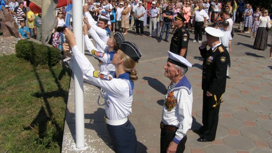 В Павловске в День ВМФ прошел парад маломерных судов
