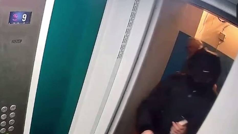 В Воронеже на видео попал 20-летний курьер мошенников, забравший у мужчины 105 тыс рублей