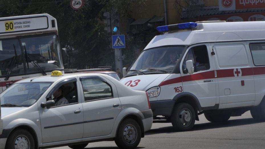 При столкновении «скорой» и Audi в Воронеже пострадала девушка