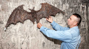 В Калачеевской пещере разместили арт-объект – железную летучую мышь