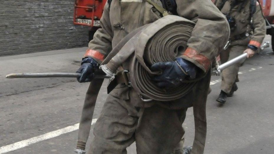 Пожарные спасли 6 человек из горящей квартиры в Воронеже
