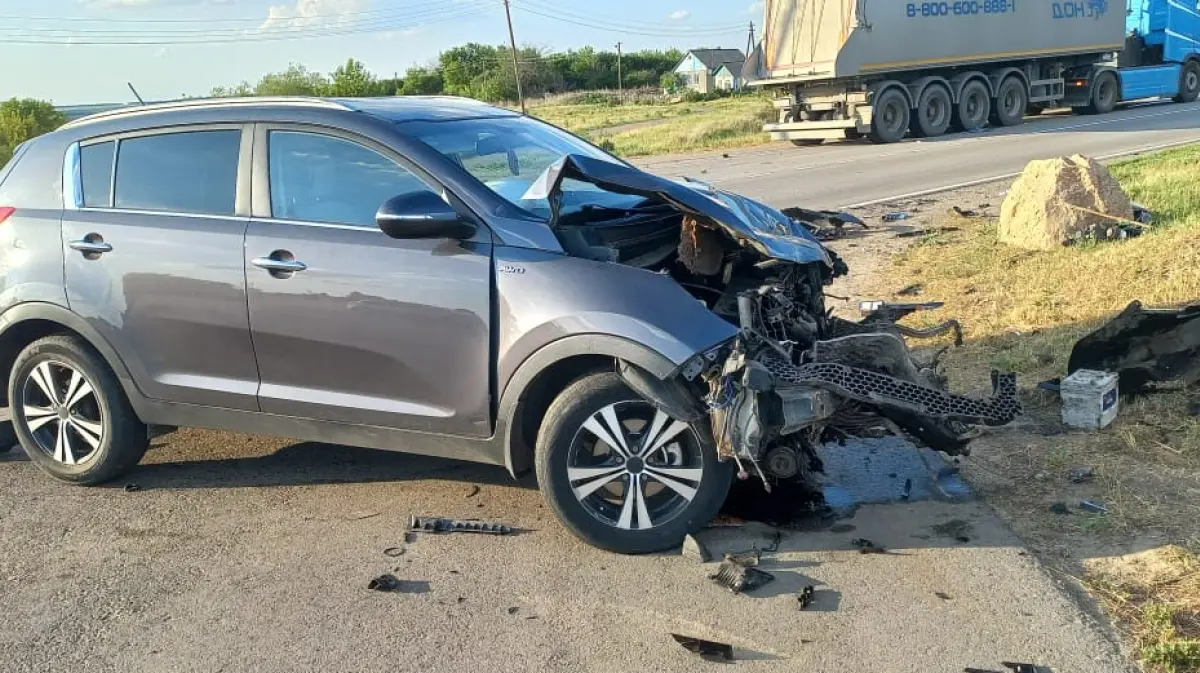 В Воронежской области грузовик с прицепом протаранил KIA: пострадали  взрослый и 3 ребенка