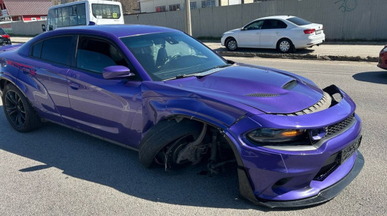 Dodge устроил массовое ДТП на улице Антонова-Овсеенко в Воронеже
