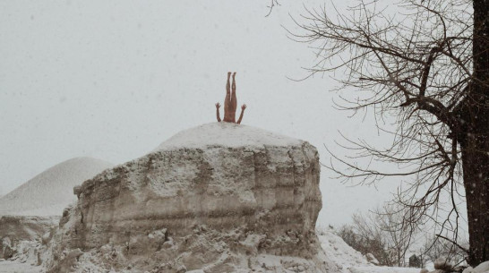 Московский художник Андрей Кузькин в Воронеже показал перфоманс головой в сугробе