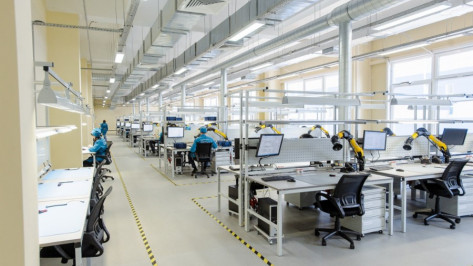 Главе Минпромторга РФ показали фабрику радиоэлектронной аппаратуры воронежского концерна 