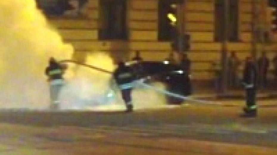В центре Воронежа пожарные потушили Toyota Land Cruiser