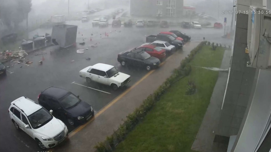 В Воронеже ураган снес мусорный бак на припаркованные машины