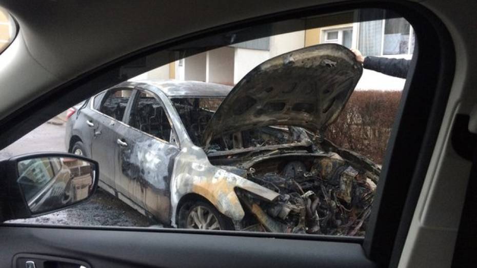 В Воронеже второй раз за неделю сгорела иномарка