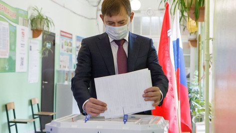 Председатель Воронежской облдумы одним из первых проголосовал на выборах в Госдуму РФ