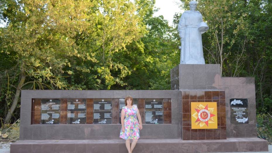В терновском селе Поповка активисты отремонтировали памятник погибшим в ВОВ землякам