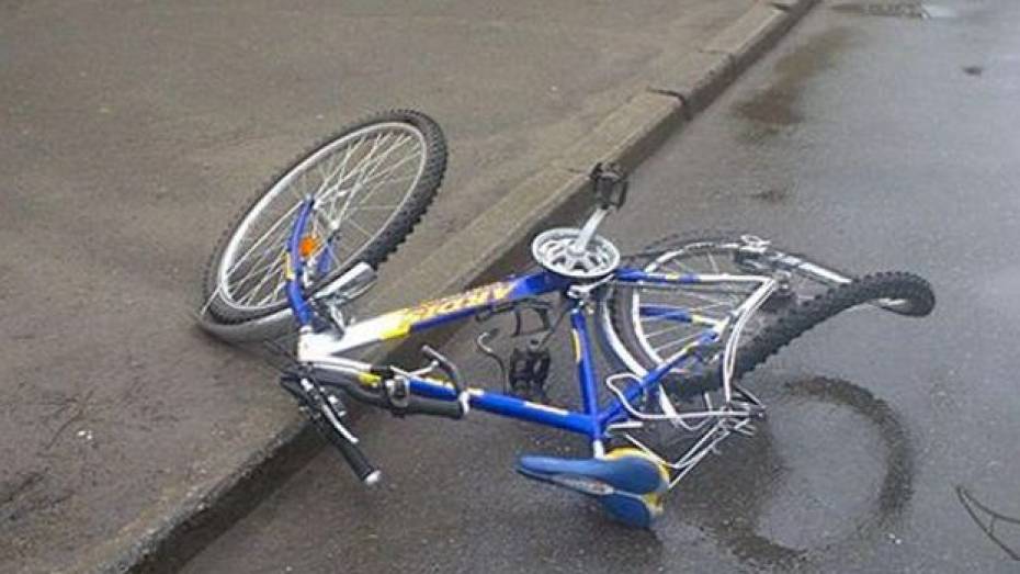 В Верхнемамонском районе мотоциклист сбил велосипедиста, везущего ребенка 