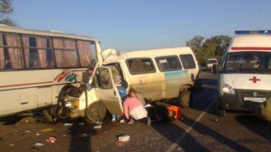Под Воронежем в аварии пассажирских микроавтобуса и двух «ПАЗов» погибли двое мужчин