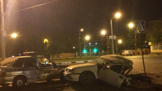 В Воронеже Opel Vectra распался на 2 части от удара о фонарь