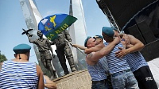 Из-за жары воронежские десантники на День ВДВ «обновили» дресс-код 