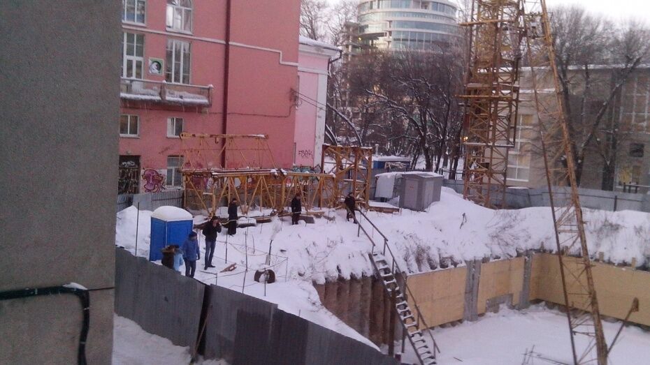 СК возбудил уголовное дело после падения башенного крана в центре Воронежа