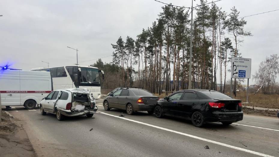 В Воронеже два человека пострадали в массовой аварии на левом берегу