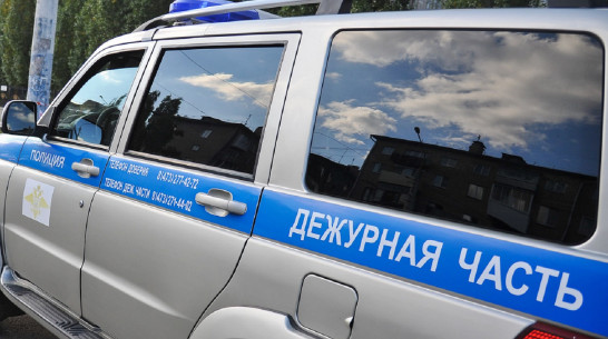 Воронежец бросился на служебную машину и схватил полицейского за ухо